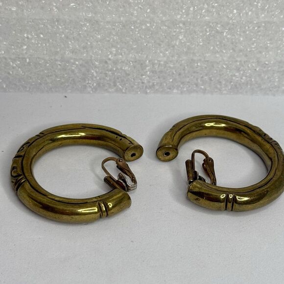 Vintage Gold Tone Etched Hoop Clip On Earrings Chunky Swirl Design Retro Classic - Picture 2 of 3